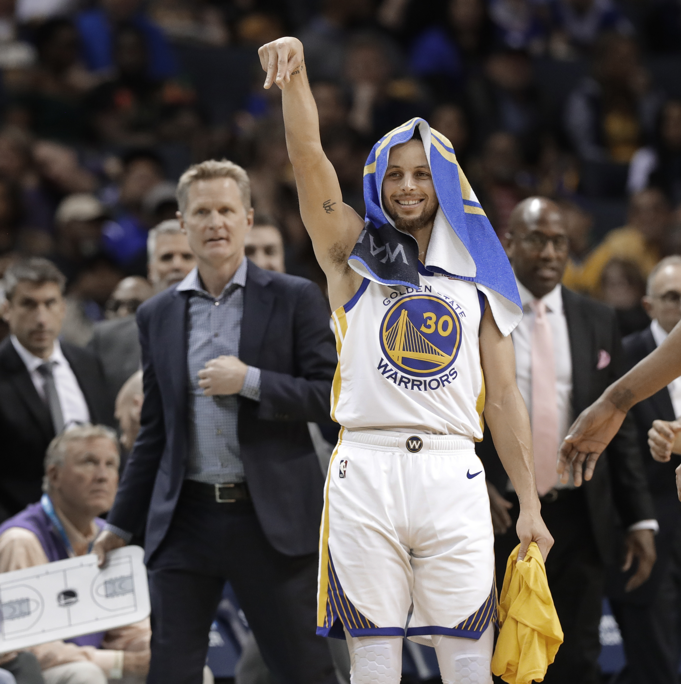 极限补篮压哨绝杀！詹姆斯牛X，哈登杀疯了啊